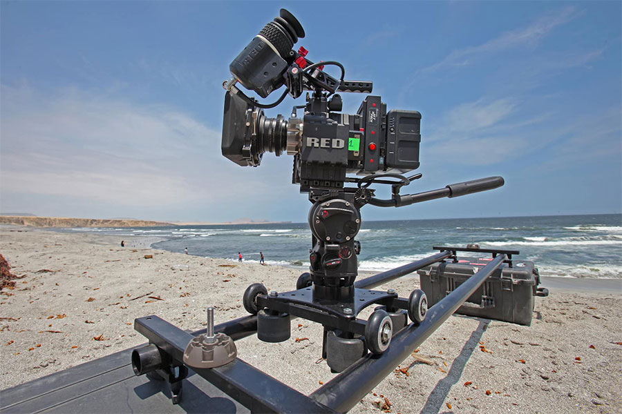 حرکت دوربین - دوربین رد حرفه ای روی ریل در ساحل کنار دریا